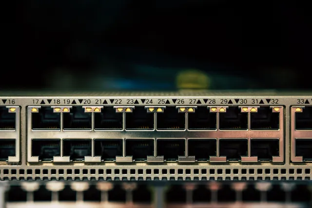 Nahaufnahme eines Netzwerk-Switches mit nummerierten Ports