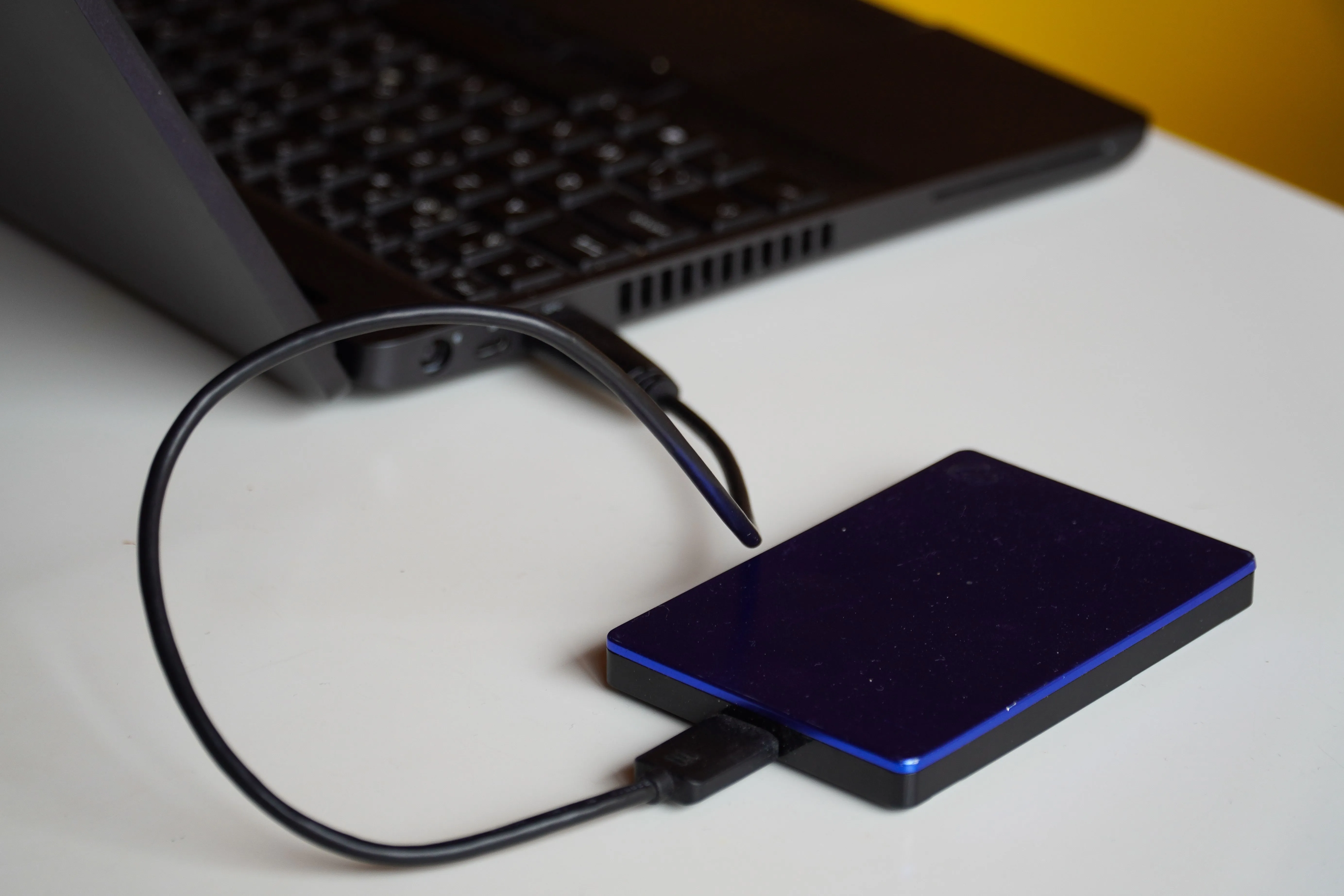 Externe Festplatte für die Datensicherung an ein Notebook angeschlossen