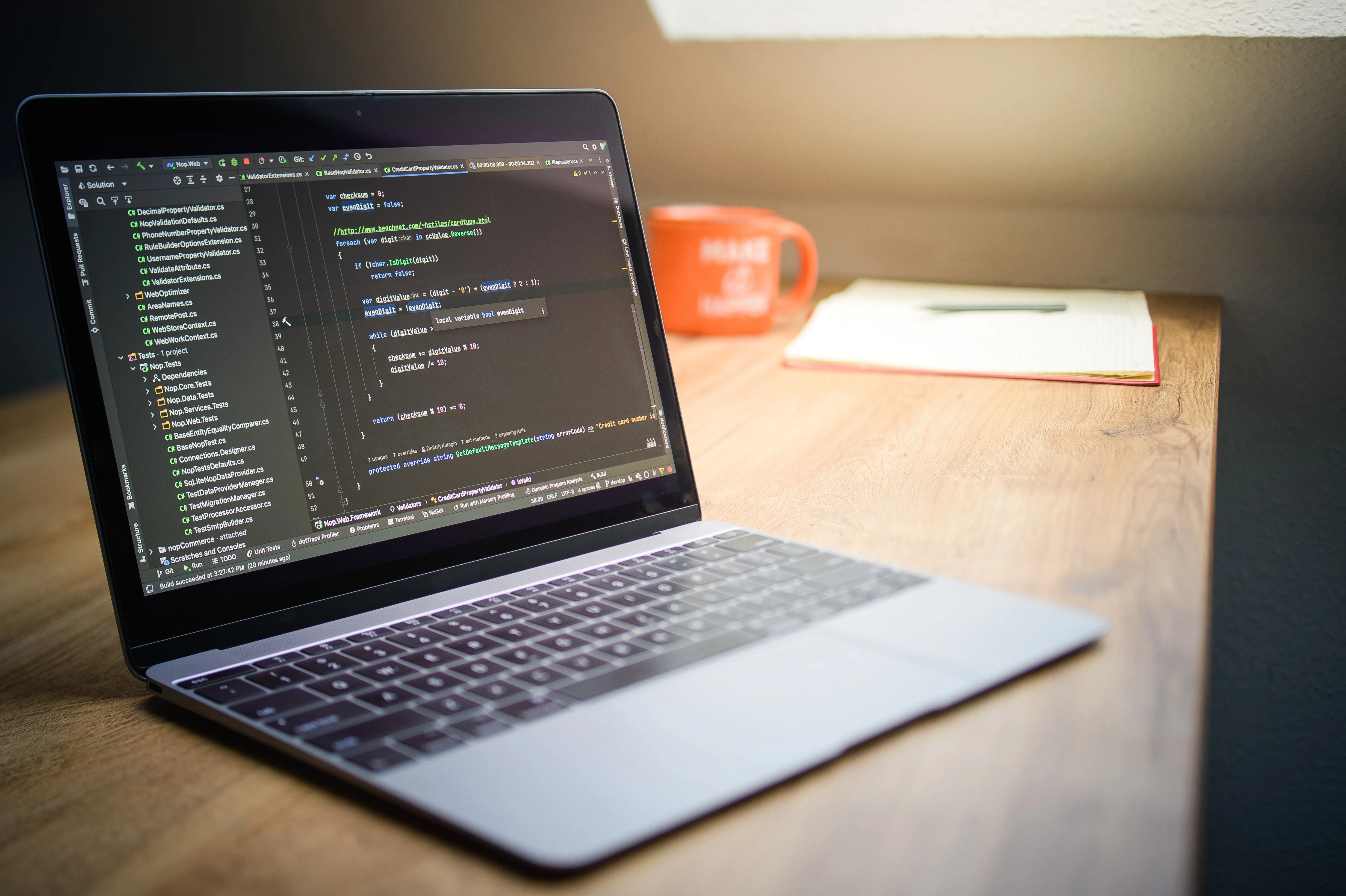 Laptop mit Quellcode auf dem Bildschirm an einem modernen Arbeitsplatz