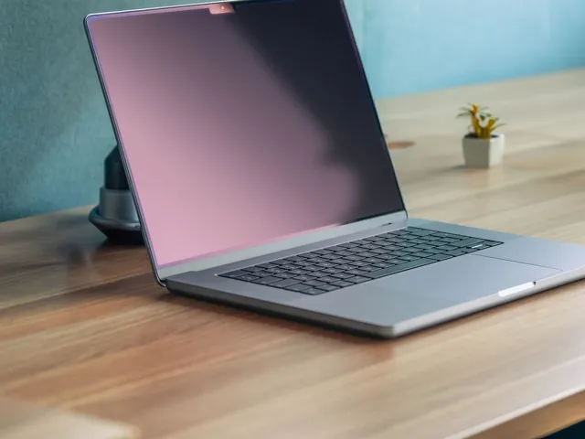 Aufgeklapptes Notebook auf einem Schreibtisch, bereit für die Website-Pflege