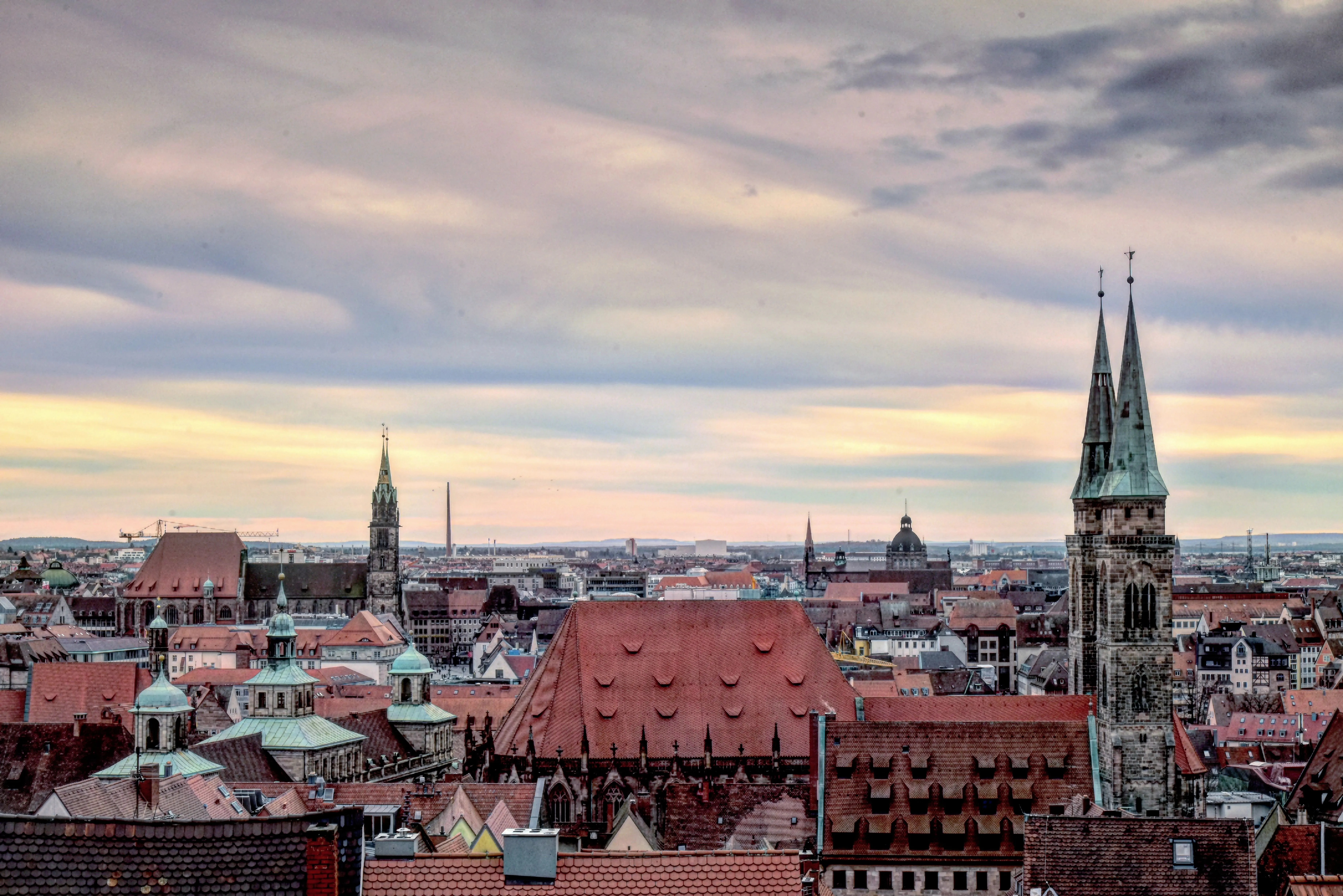 Blick über die Dächer und Kirchtürme der Nürnberger Altstadt bei Abenddämmerung